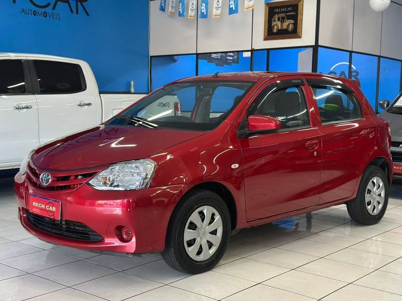 TOYOTA - ETIOS - 2015/2015 - Vermelha - R$ 46.900,00