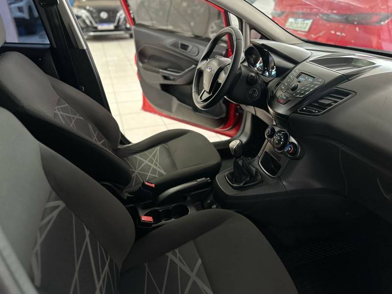 FORD - FIESTA - 2015/2015 - Vermelha - R$ 43.900,00