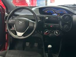TOYOTA - ETIOS - 2015/2015 - Vermelha - R$ 46.900,00