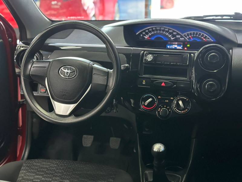 TOYOTA - ETIOS - 2015/2015 - Vermelha - R$ 46.900,00
