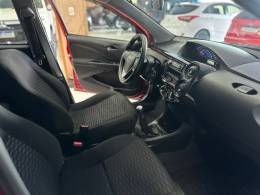 TOYOTA - ETIOS - 2015/2015 - Vermelha - R$ 46.900,00