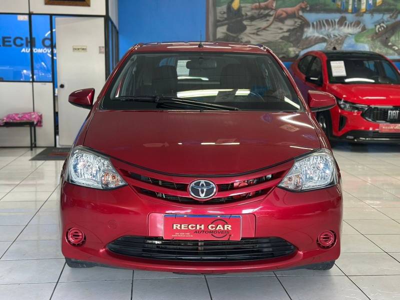 TOYOTA - ETIOS - 2015/2015 - Vermelha - R$ 46.900,00