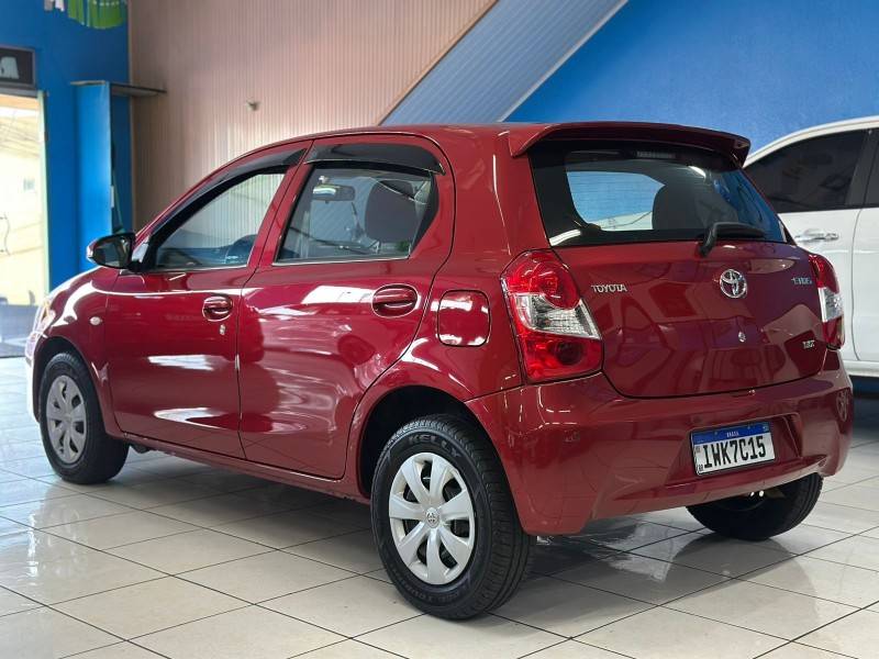 TOYOTA - ETIOS - 2015/2015 - Vermelha - R$ 46.900,00